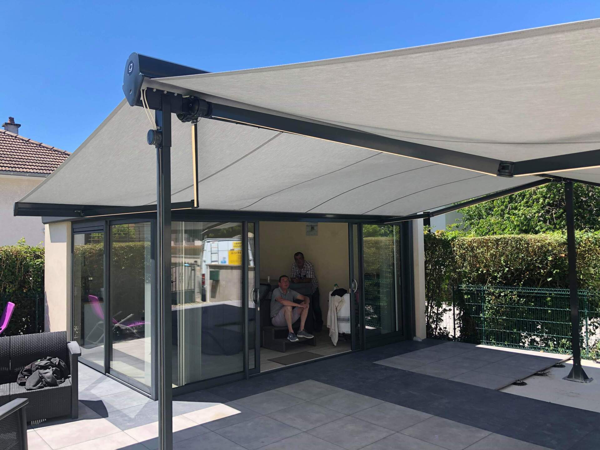 Stores à double pente et terrasse à l'ombre