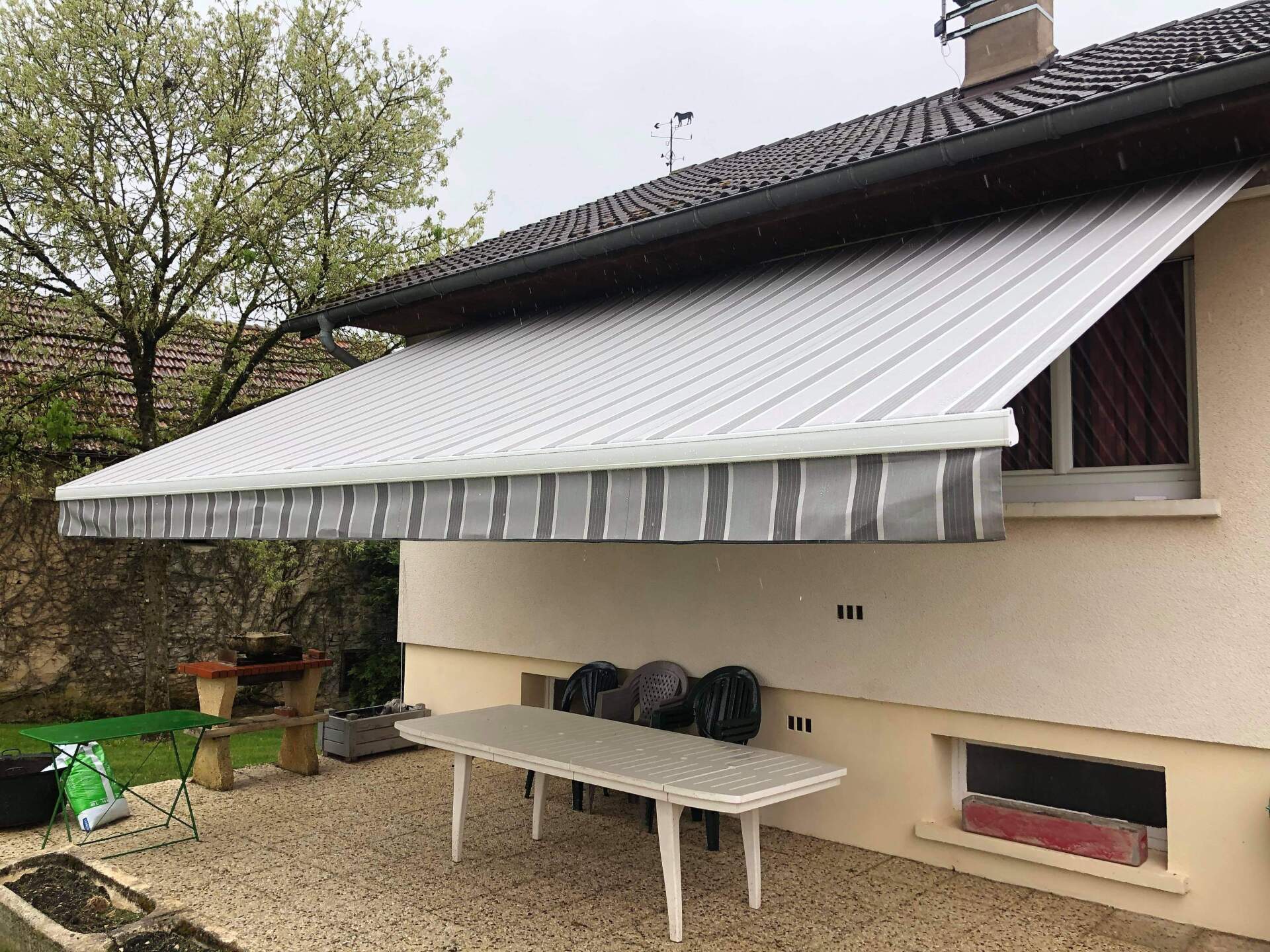 store au dessus d'une terrasse