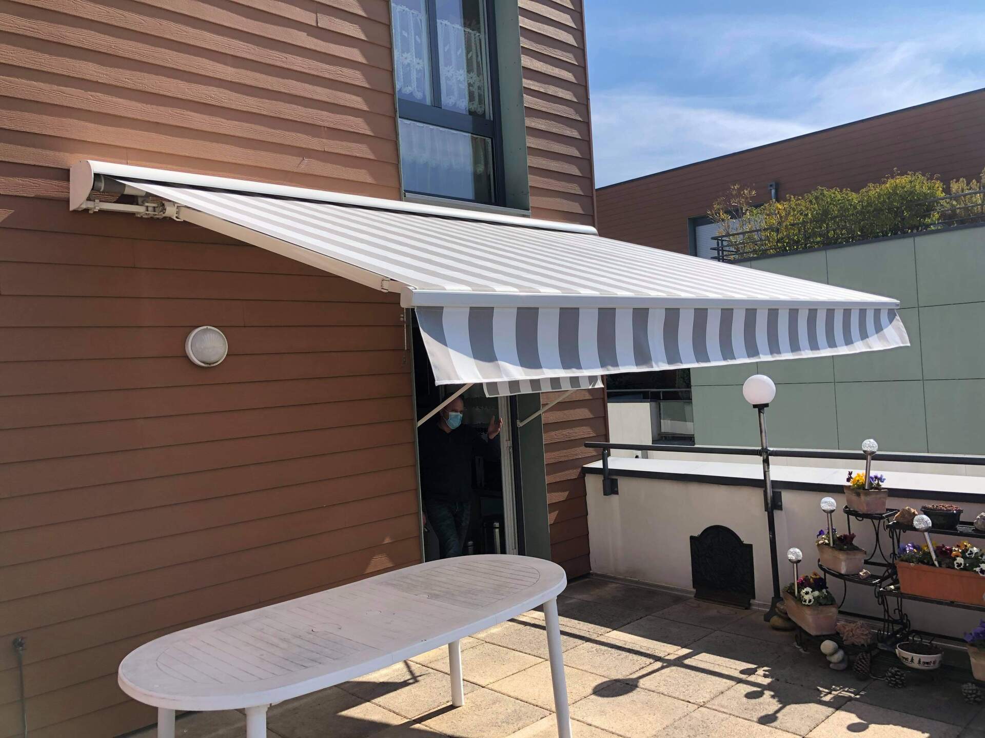 store sur table de jardin