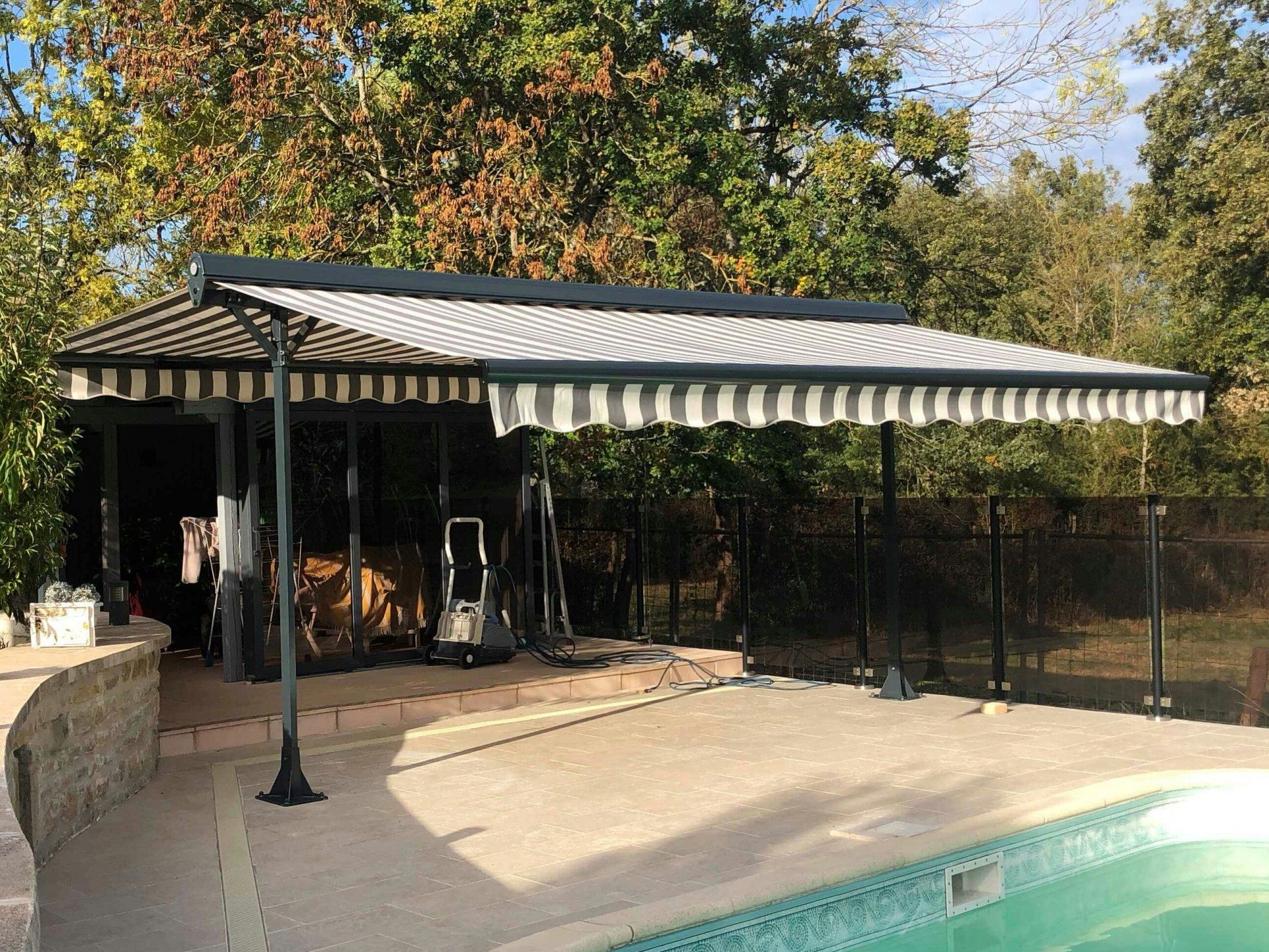 Stores à double pente et piscine