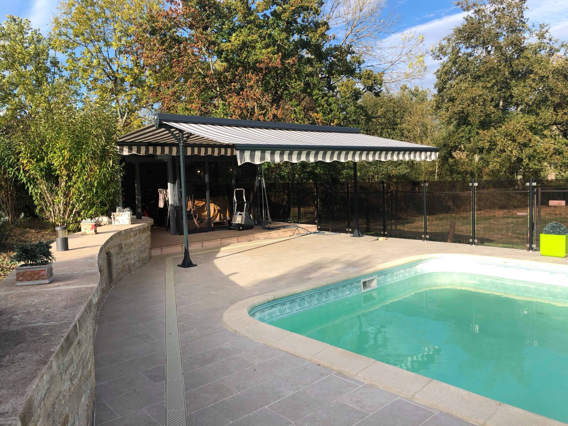 Stores à double pente bord piscine