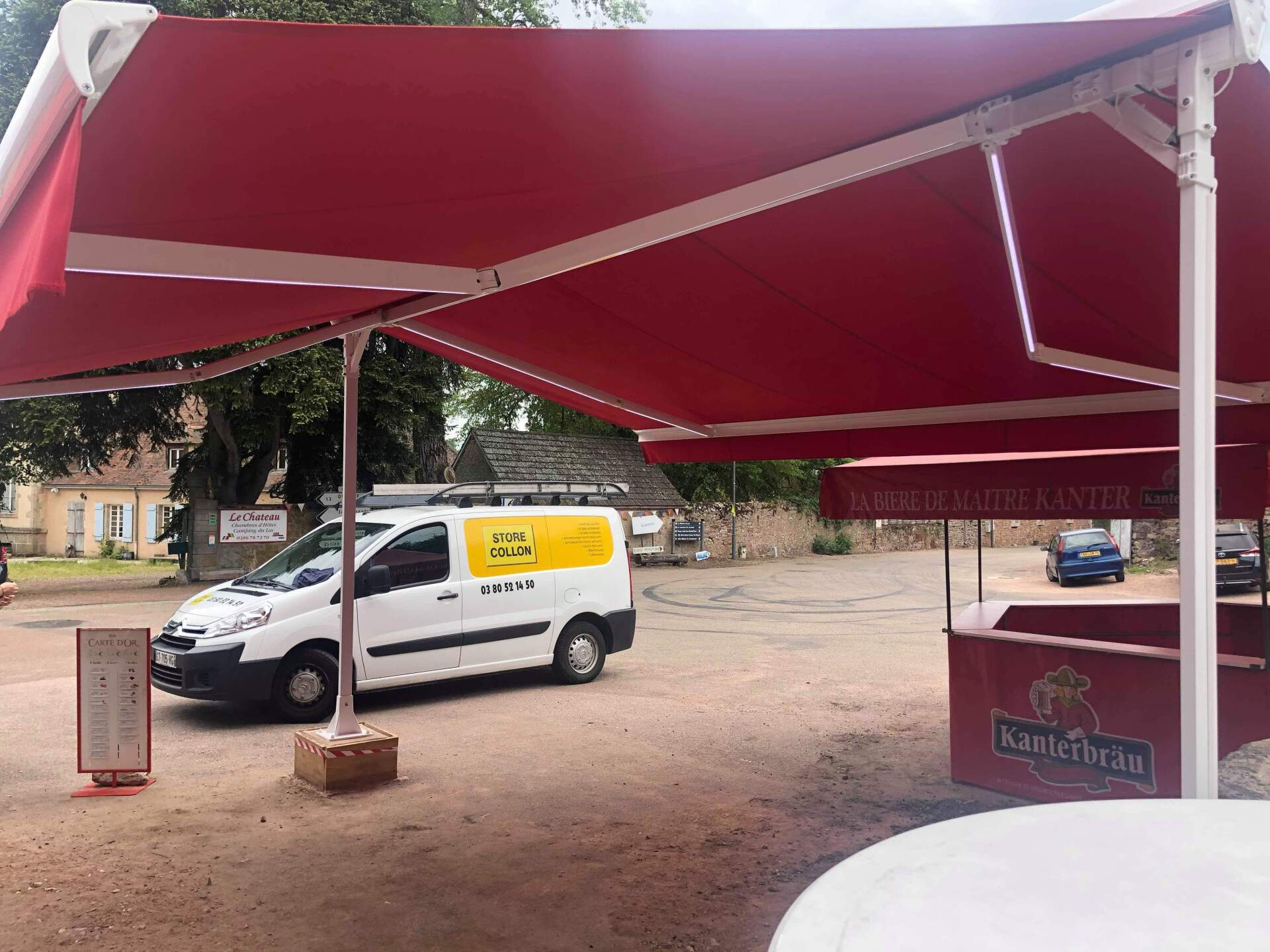 Stores à double pente rouge du dessous