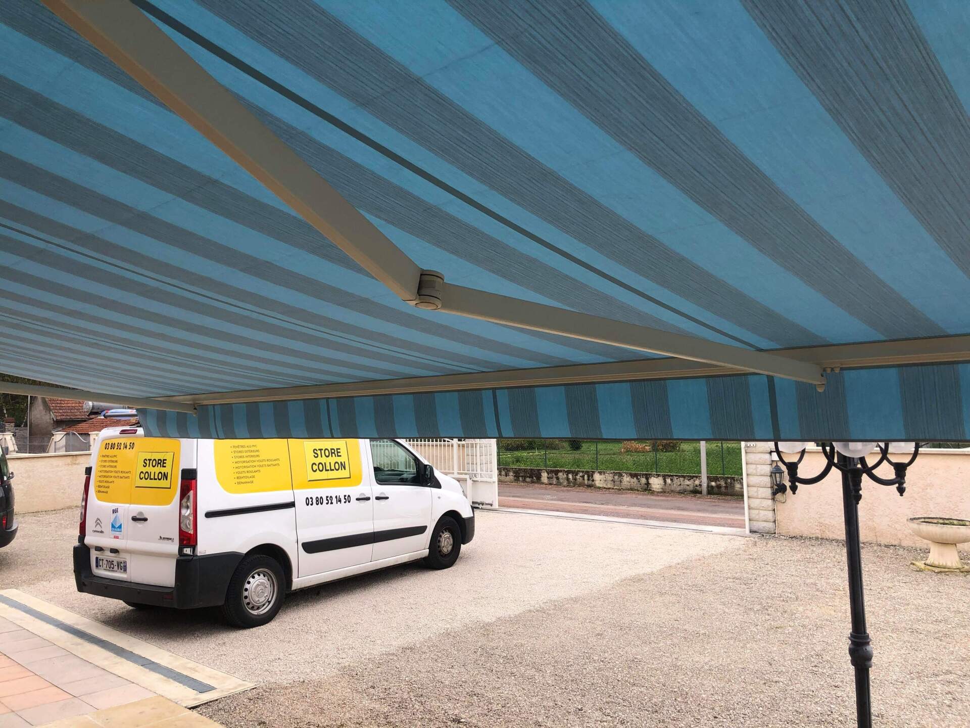 store bleu et voiture