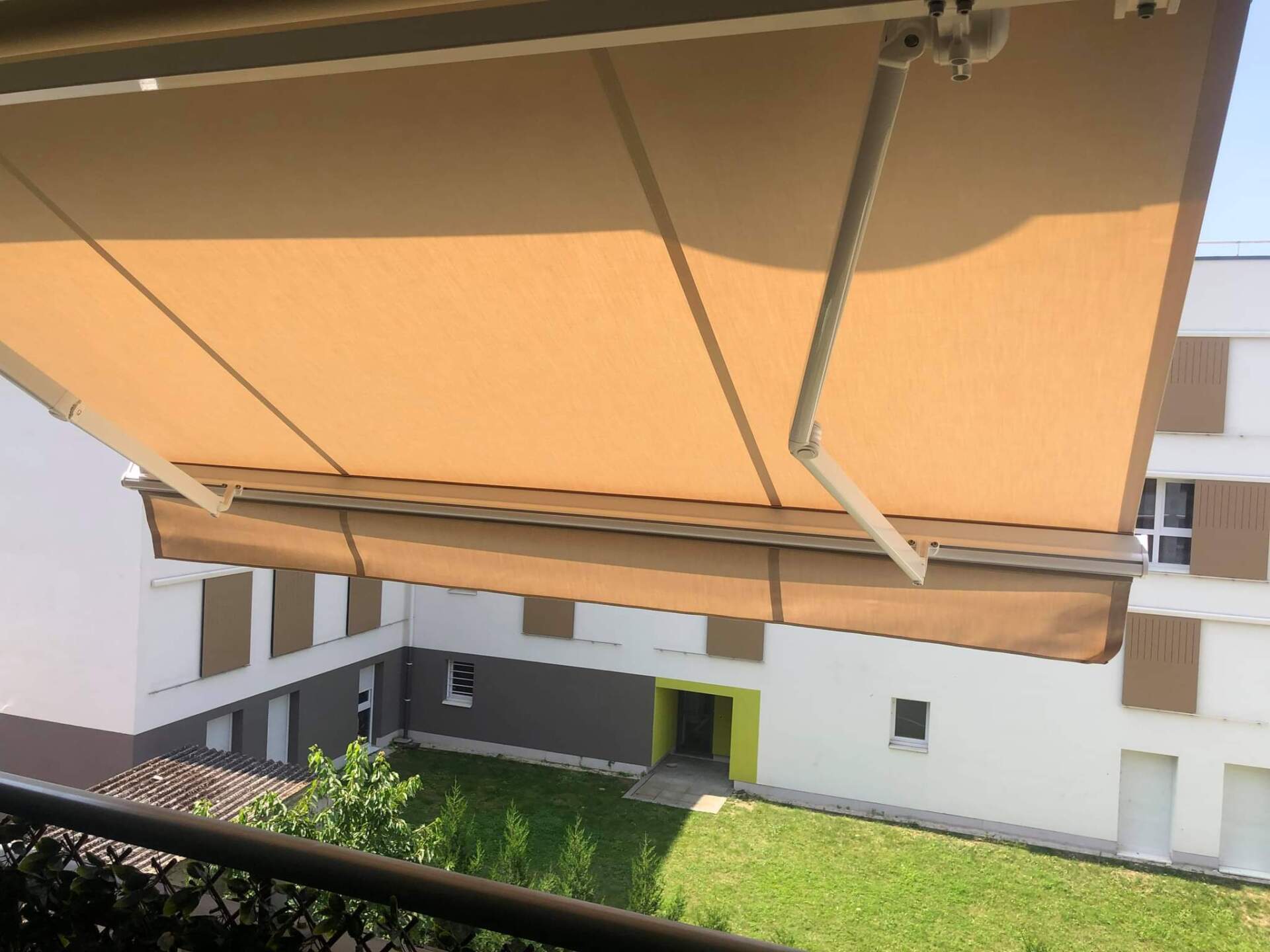 store extérieur vue pelouse