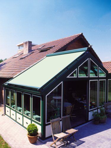 Store de véranda vert fermé