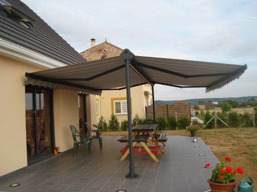 Stores à double pente et table