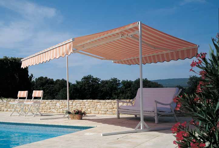 Stores à double pente et coin de piscine