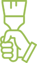 Main avec un pinceau de chantier