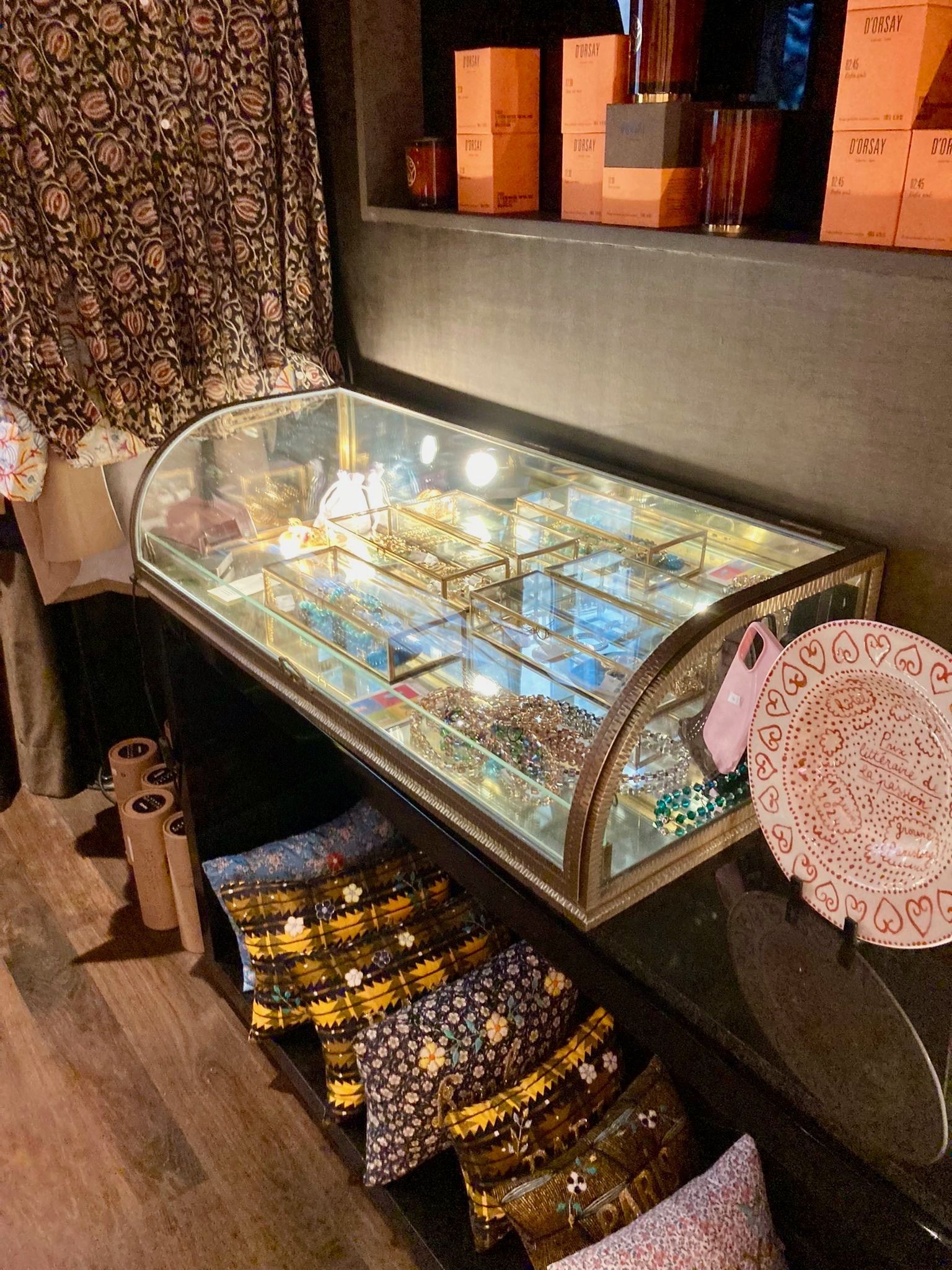 Vitrine à bijoux avec lumière intégrée.