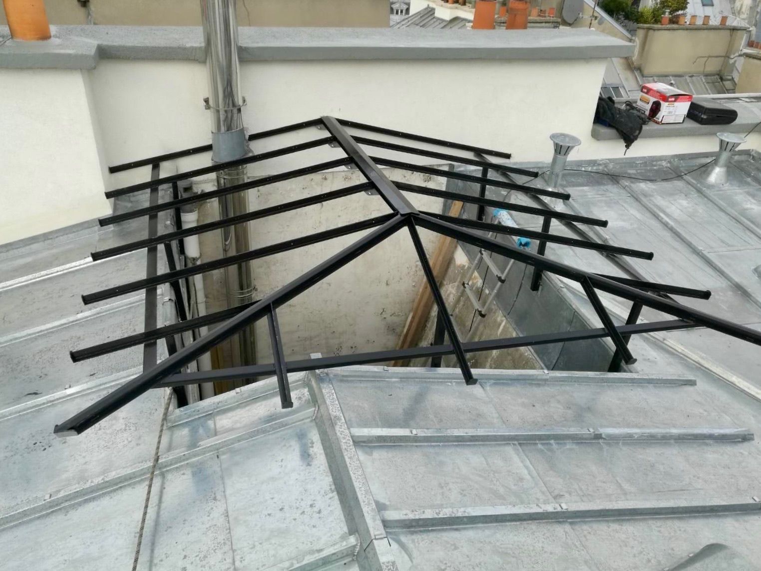 Panneaux de verre sur le toit.