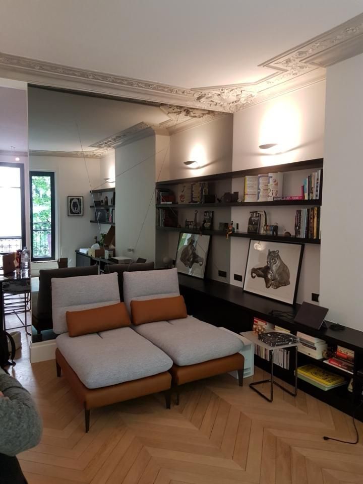 Grand miroir à cadre rectangulaire éclairé au-dessus d'un lavabo de salle de bains.