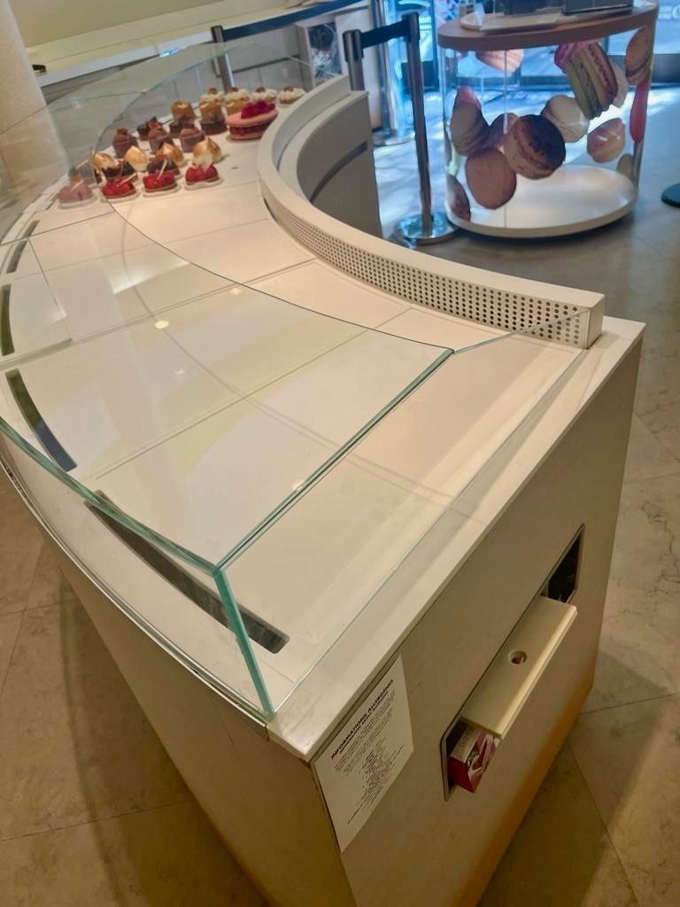 Vitrine à desserts, design incurvé.