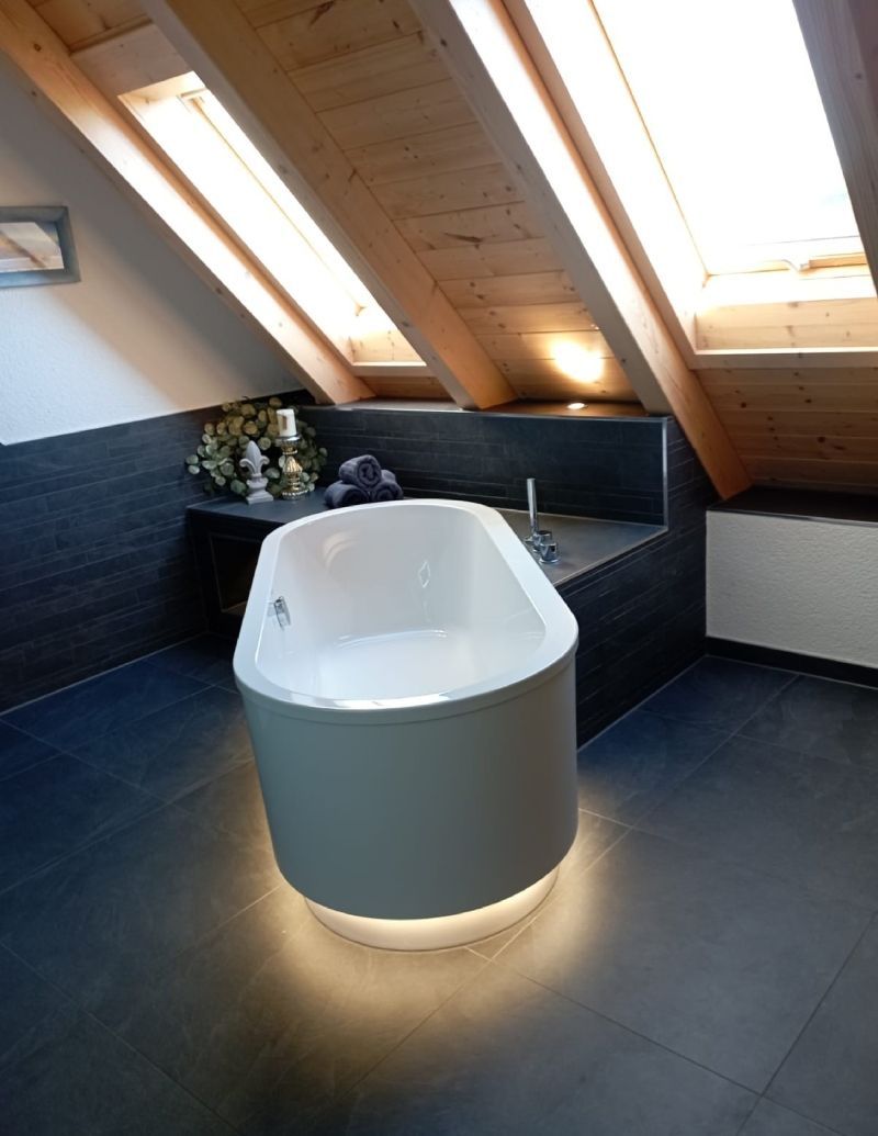 moderne Badewanne mit integriertem Licht