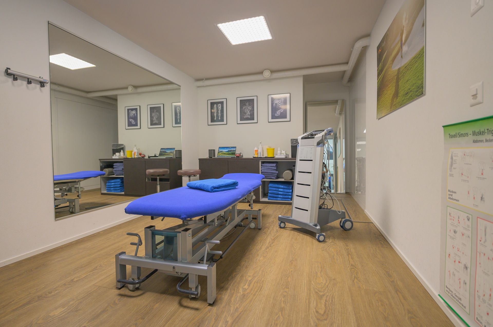 Ein schwarzer Koffer mit einem Tablet und einer Broschüre mit der Aufschrift „EMS Systems“