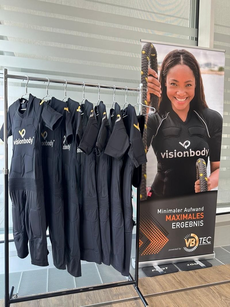 motus physio ag – visionbody T-shirts und lächelnde Frau