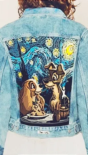 Un cuadro de La dama y el vagabundo en la parte trasera de una chaqueta vaquera.