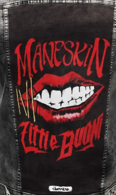 Una chaqueta vaquera negra con labios rojos y la palabra maneskin en ella
