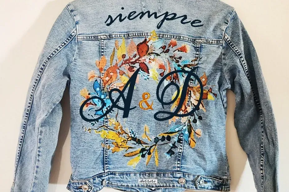 Una chaqueta vaquera con las letras a y d pintadas en ella