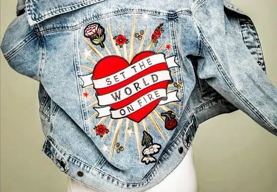 chaqueta con un estanpado de corazon rojo con listones blancos 