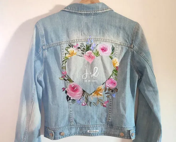 Una chaqueta vaquera con un corazón y flores pintadas.