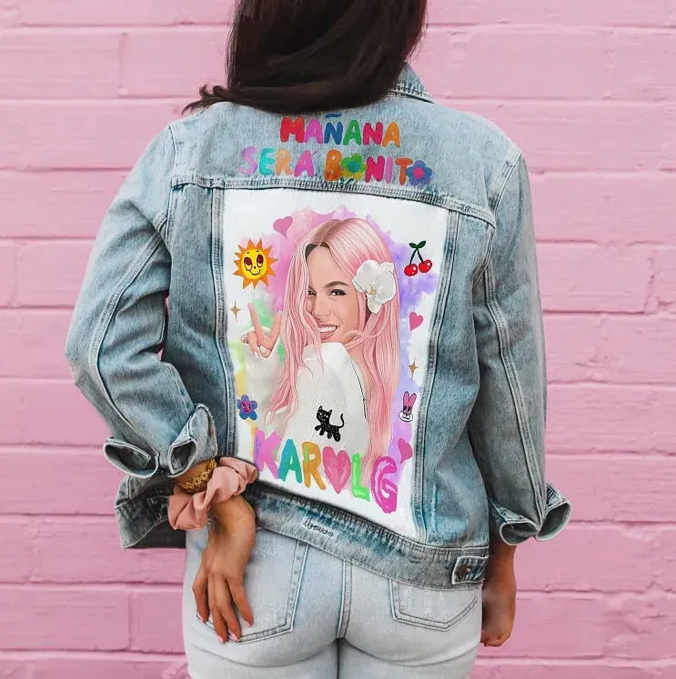 Una mujer que lleva una chaqueta vaquera con la imagen de una niña en la espalda.
