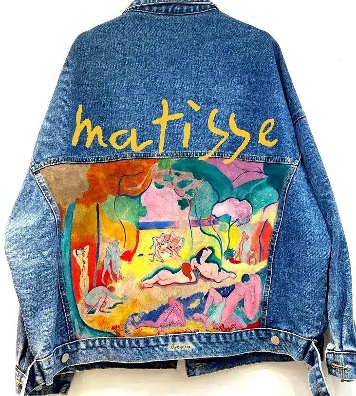 Una chaqueta vaquera con un cuadro de Matisse en la espalda.
