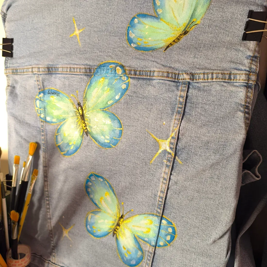 Tres mariposas están pintadas en un par de jeans.