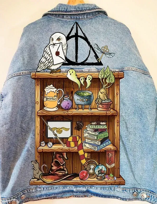 La parte trasera de una chaqueta vaquera con la imagen de un estante con artículos de Harry Potter.