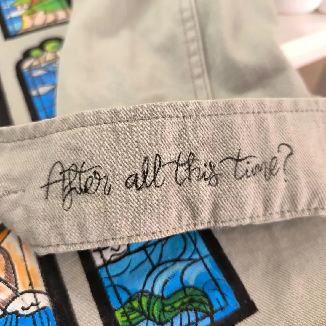 Un trozo de tela con las palabras después de todo este tiempo escritas en él.