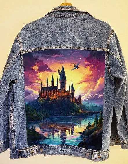 Una chaqueta vaquera con una pintura de un castillo en la espalda.
