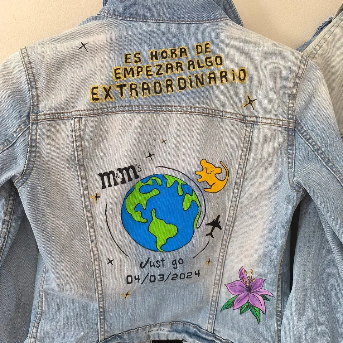 A denim jacket with the words es hora de empezar algo extraordinario on it