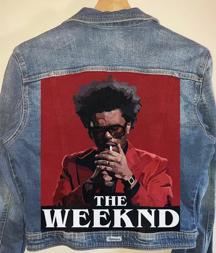 Una chaqueta vaquera con una foto de The Weeknd en la espalda.