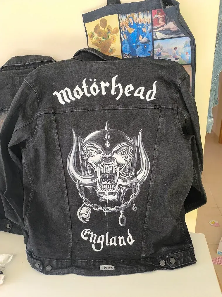 Una chaqueta vaquera negra con el logo de Motorhead en la espalda.