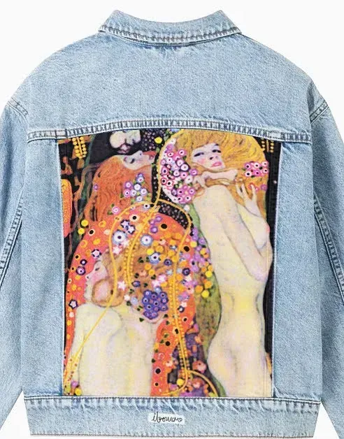 Una chaqueta vaquera con una pintura de tres mujeres en la espalda.