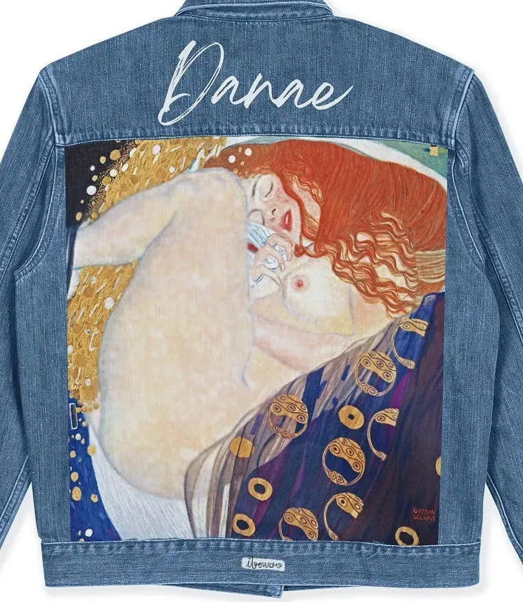 Una chaqueta vaquera con una pintura de una mujer.