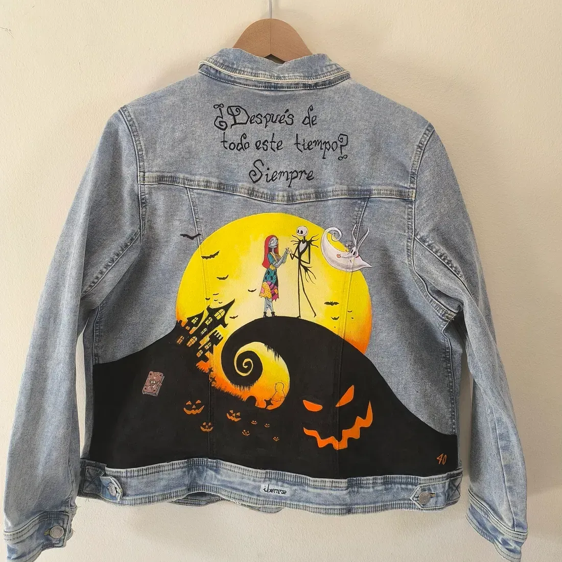 La chaqueta vaquera de Pesadilla antes de Navidad está colgada en una percha.