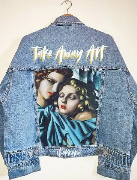 Una chaqueta vaquera con una pintura de dos mujeres en la espalda.