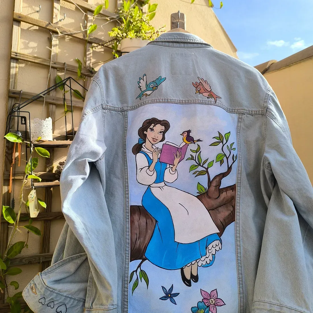 Una chaqueta vaquera con una pintura de Bella en la espalda.