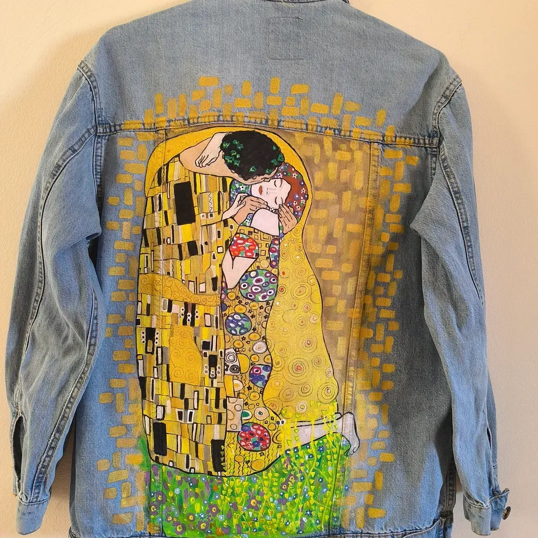 Una chaqueta vaquera con un dibujo de un beso en la espalda.