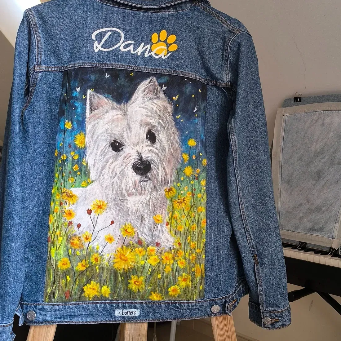 Una chaqueta vaquera con un dibujo de un perro.