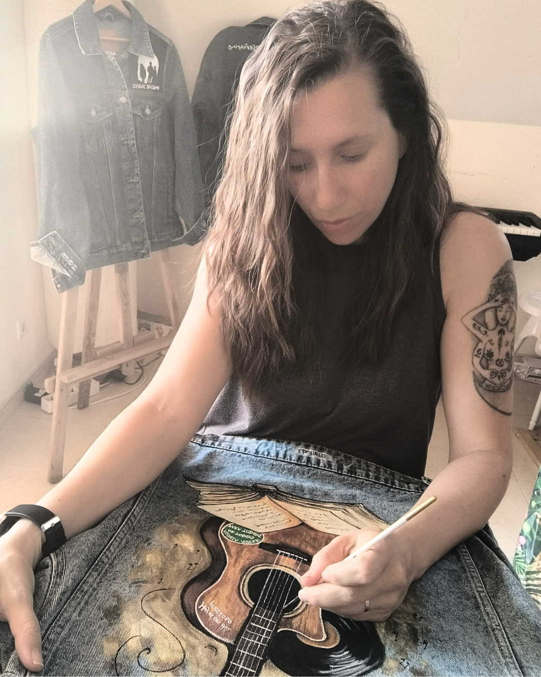 Una mujer que lleva gafas está sentada en una mesa con un mapa.