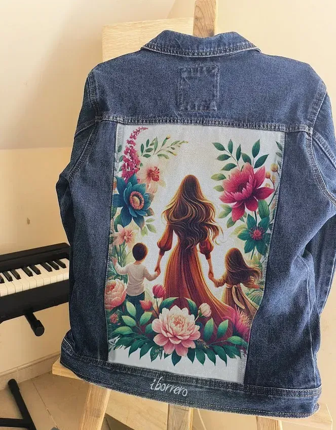 Una chaqueta vaquera con la imagen de una mujer y dos niños.