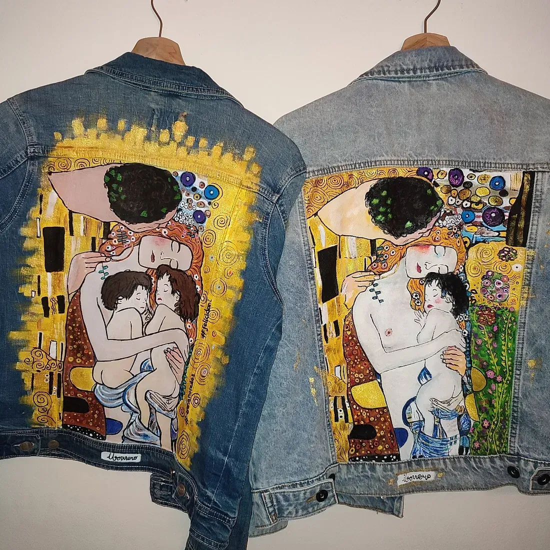 Dos chaquetas de mezclilla con pinturas colgadas en una percha