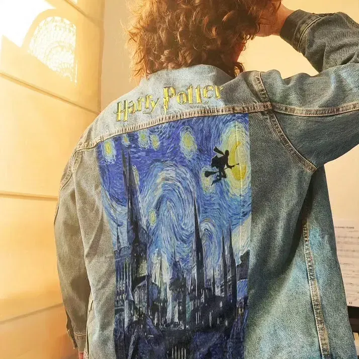 Una persona que lleva una chaqueta vaquera de Harry Potter