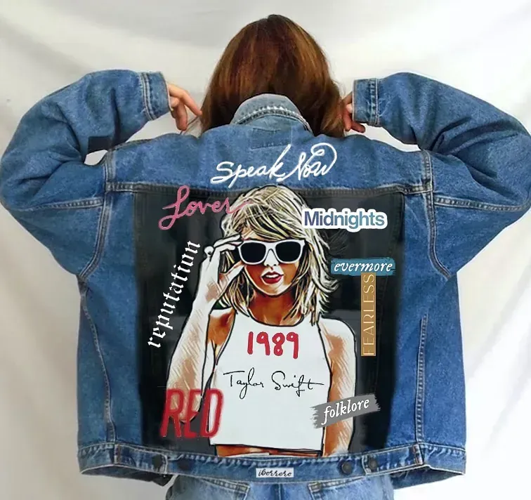 Una mujer que lleva una chaqueta vaquera con una foto de Taylor Swift.