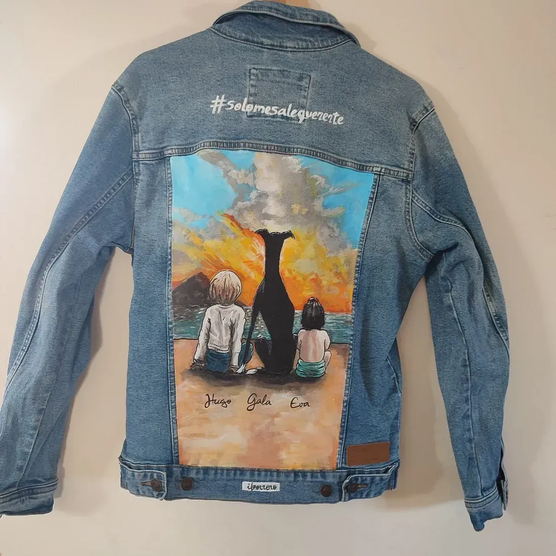 Una chaqueta vaquera con una pintura en la espalda.