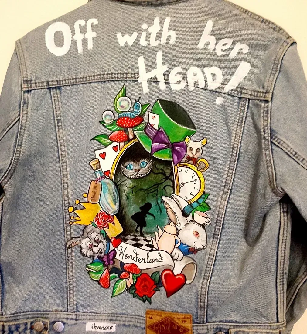 La parte trasera de una chaqueta vaquera dice 