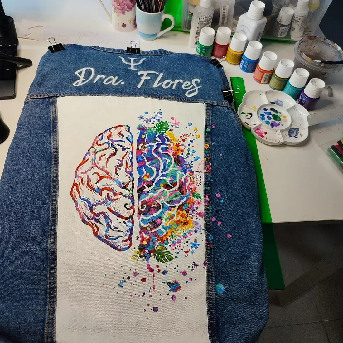 Una mochila vaquera con un dibujo de un cerebro.