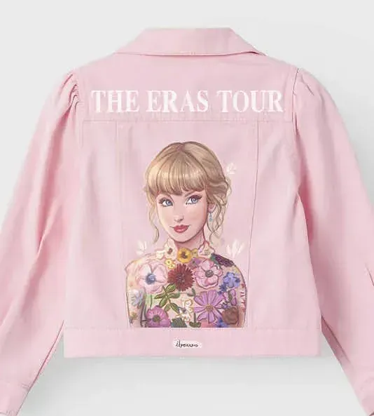 Una chaqueta rosa con una imagen de una mujer en la espalda.