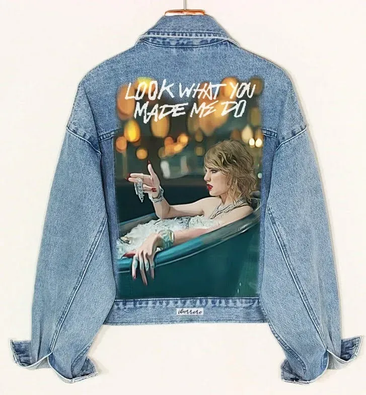 Una chaqueta vaquera que dice mira lo que me hiciste hacer